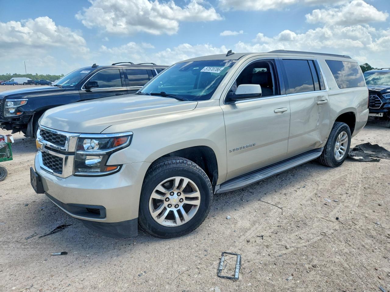 2015 Chevrolet Suburban LT, VIN 1GNSKJKC7FR277711 — Side