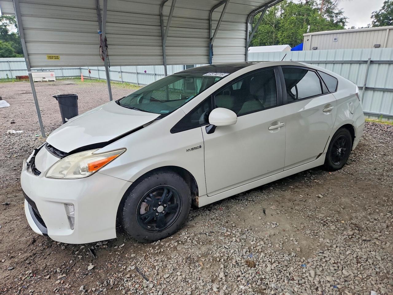 2015 Toyota Prius Three, VIN JTDKN3DU0F0432816 — Front end