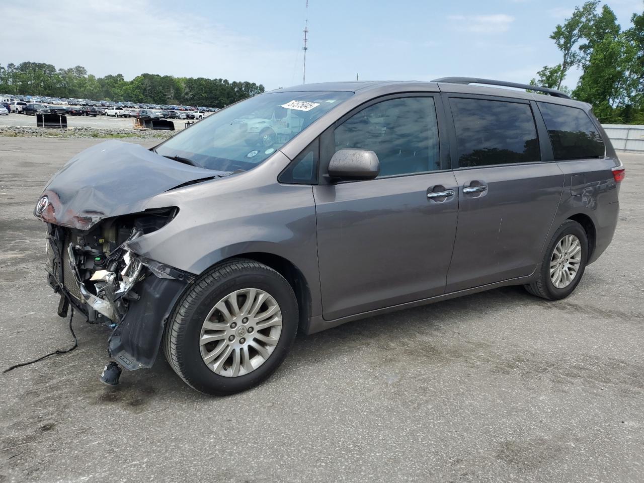2016 Toyota Sienna XLE, VIN 5TDYK3DC7GS741384 — Front end