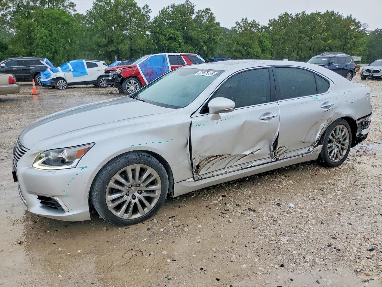 2016 Lexus LS 460, VIN JTHBL5EF9G5142899 — Rear end