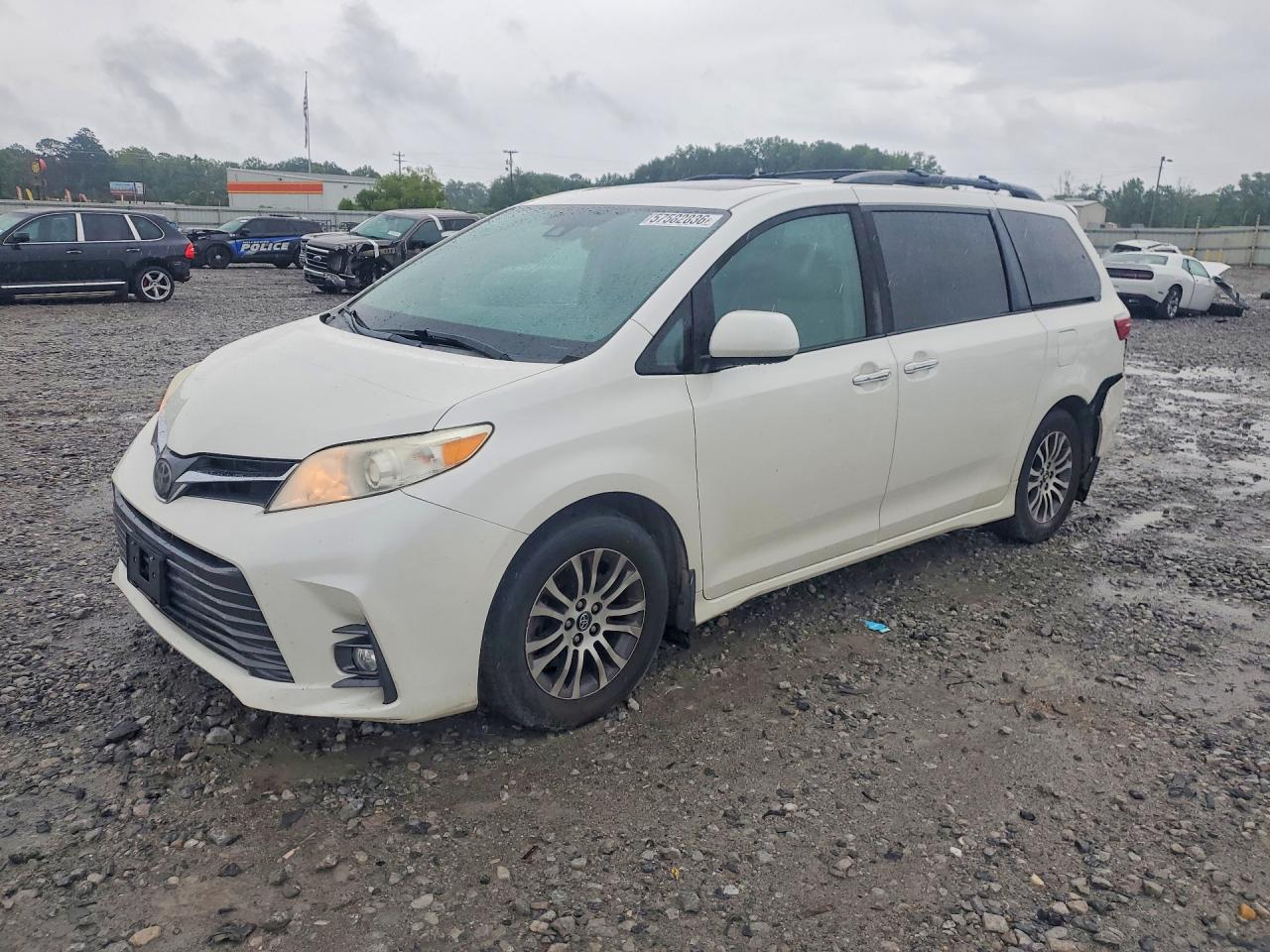 2018 Toyota Sienna XLE, VIN 5TDYZ3DC8JS943458 — Rear end