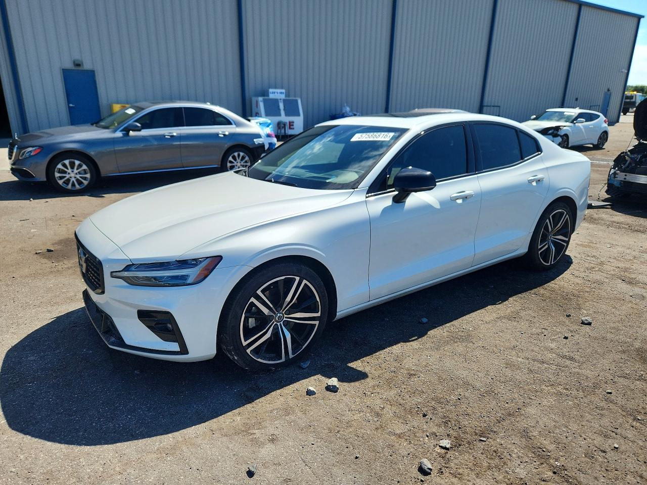 2021 Volvo S60 R-Design, VIN 7JR102FM8MG094573 — Бок