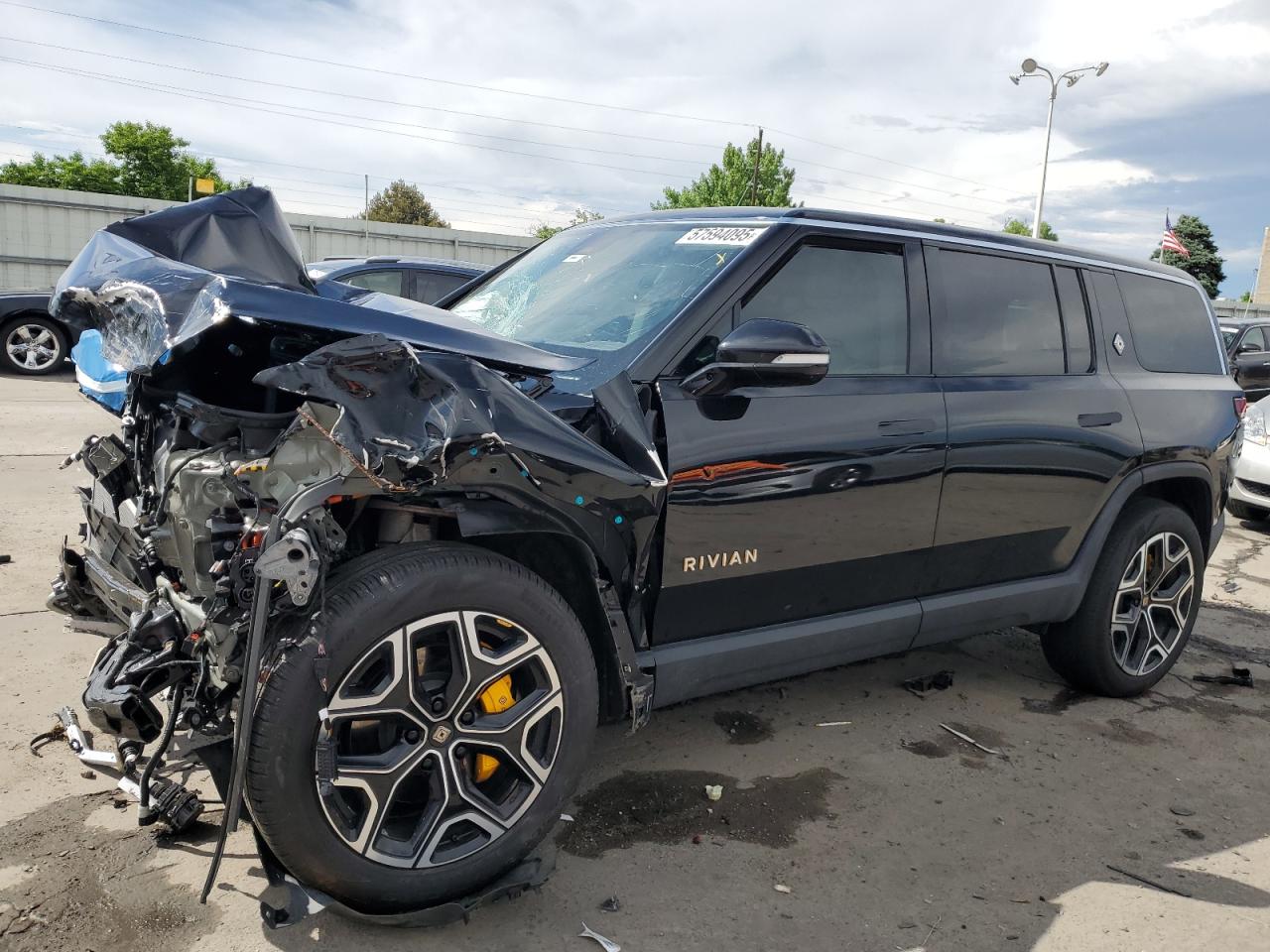 2023 Rivian R1S Adventure, VIN 7PDSGABA6PN027287 — Front end