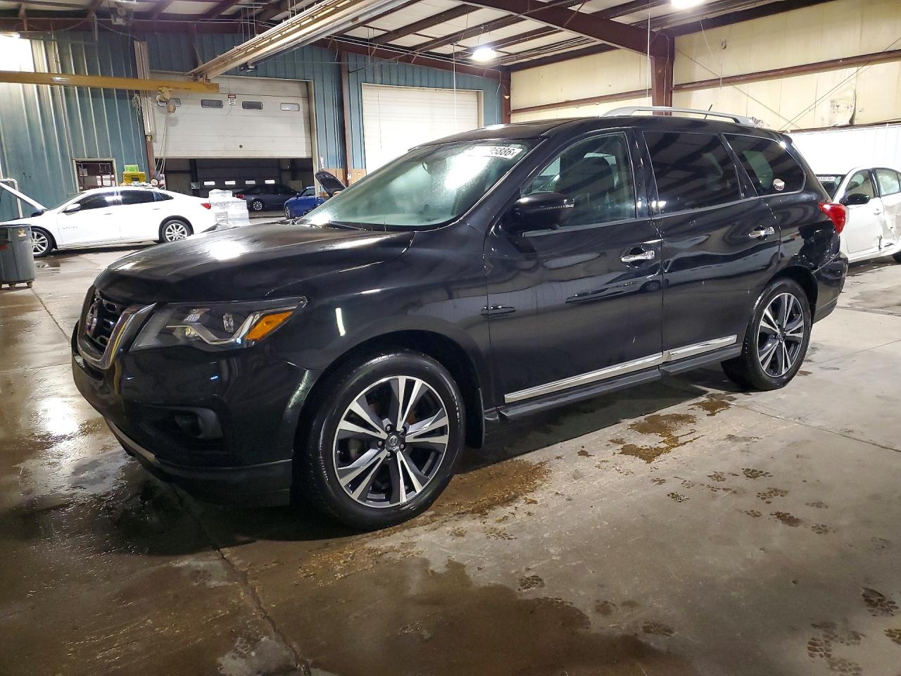 2017 Nissan Pathfinder Platinum, VIN 5N1DR2MM7HC615425 — Механическое