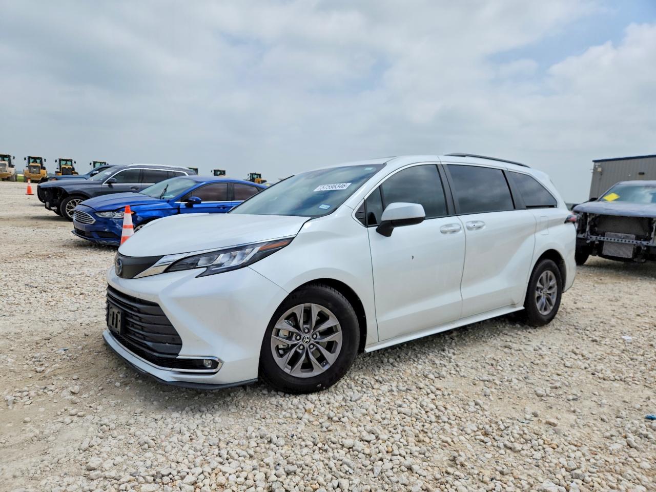 2022 Toyota Sienna XLE, VIN 5TDYRKECXNS136129 — Side