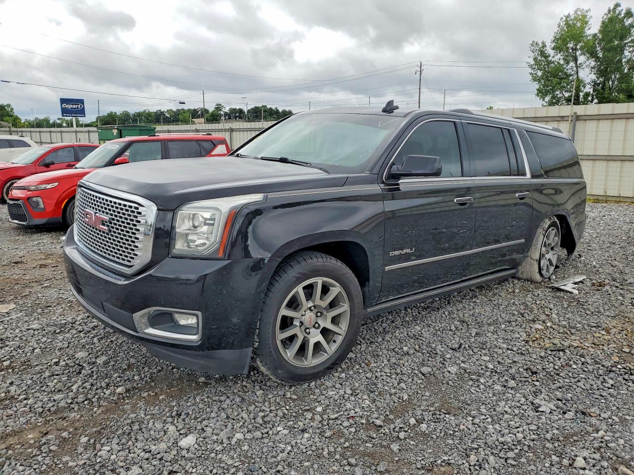 2017 GMC Yukon XL Denali, VIN 1GKS1HKJ0HR269122 — Side