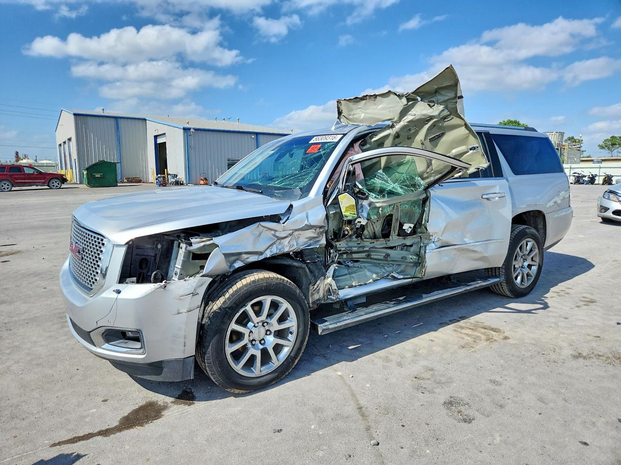 2017 GMC Yukon XL Denali, VIN 1GKS2HKJ1HR376399 — Side
