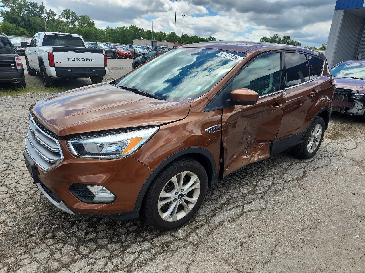 2017 Ford Escape SE, VIN 1FMCU9G91HUB67123 — Бок