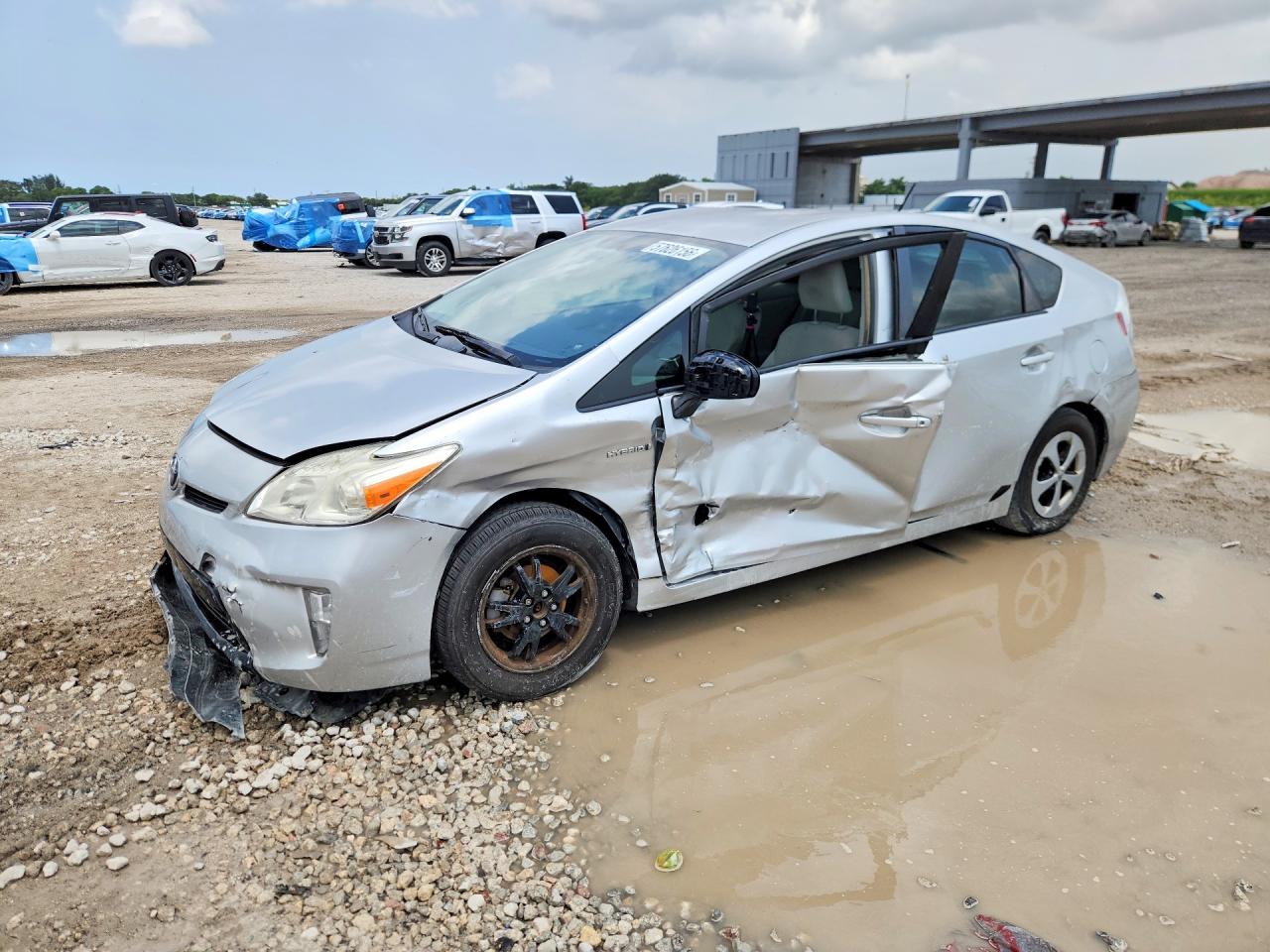 2015 Toyota Prius Two, VIN JTDKN3DU9F2003792 — Side