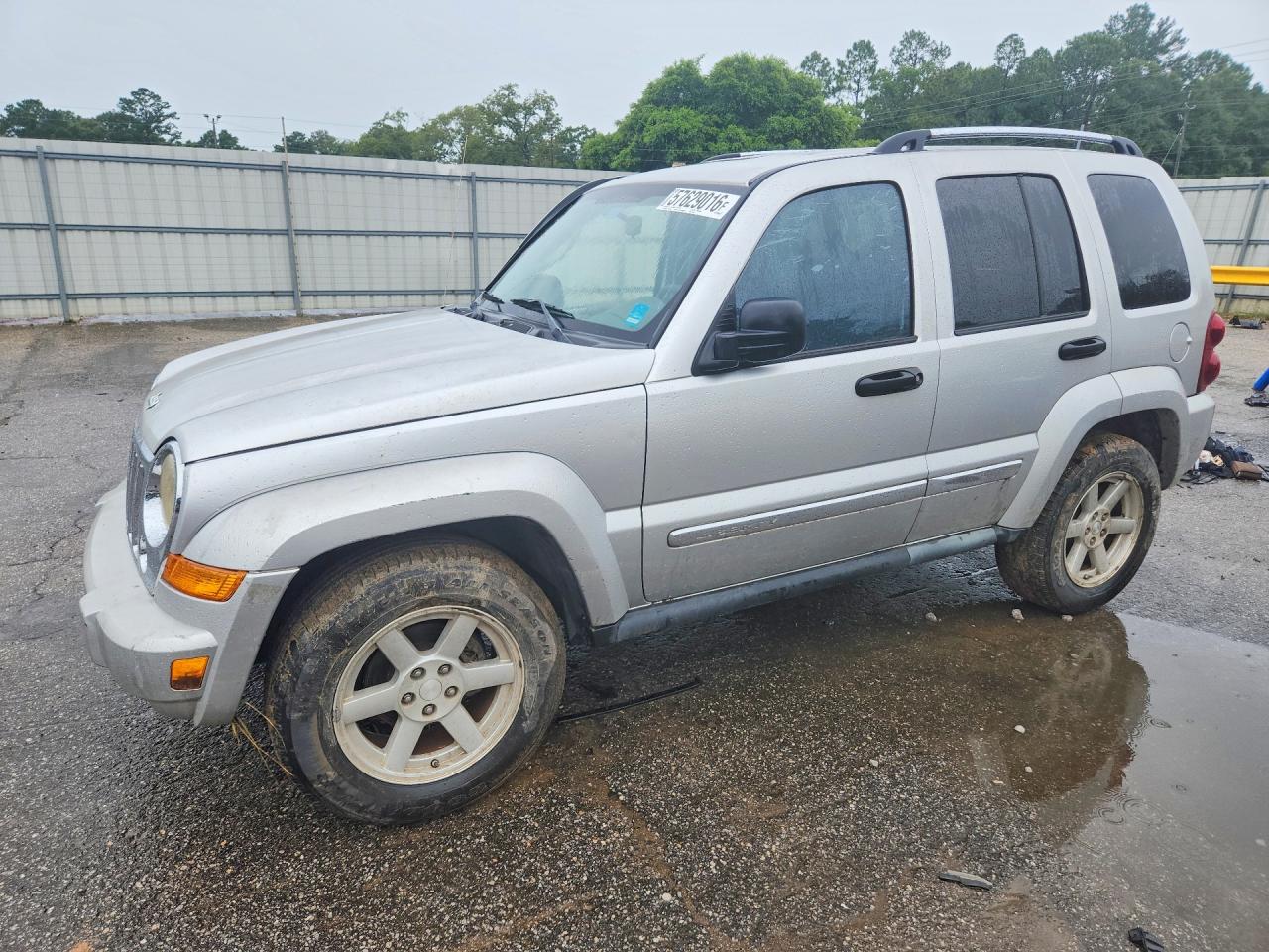 2006 Jeep Liberty Limited, VIN 1J4GK58K86W233197 — Side