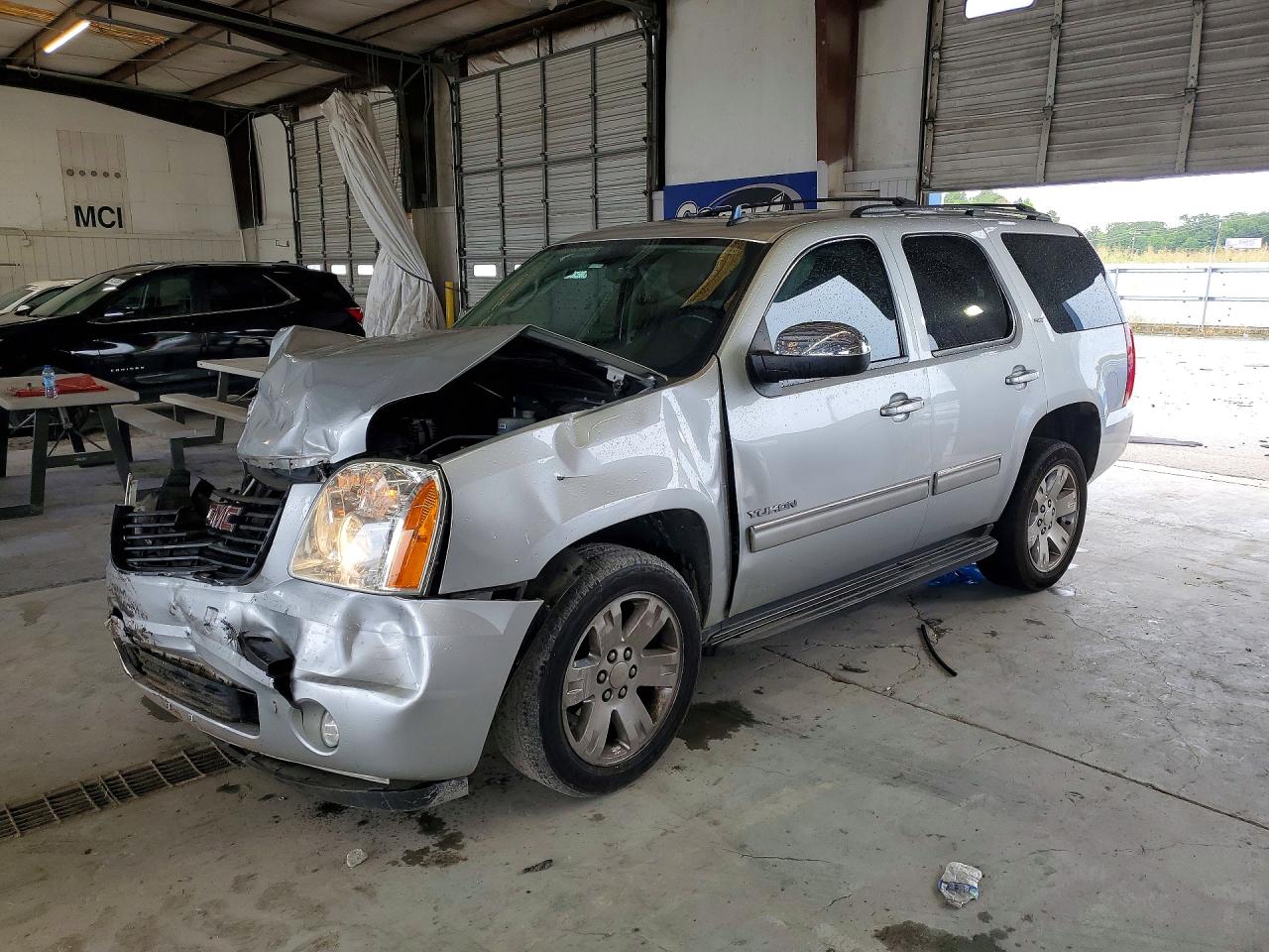2013 GMC Yukon SLT, VIN 1GKS1CE01DR343566 — Front end