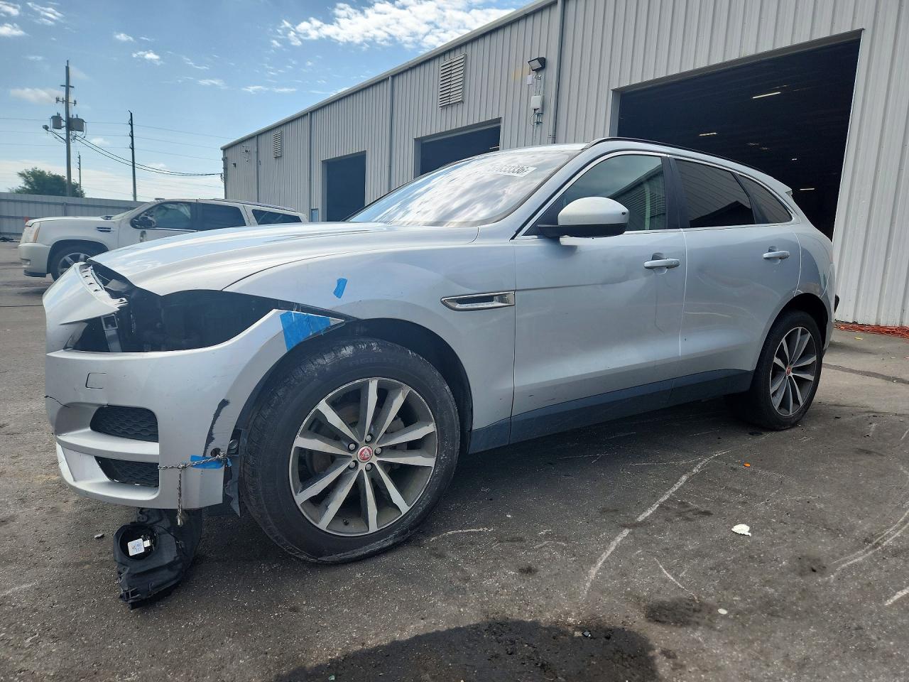 2019 Jaguar F-Pace 25t Prestige, VIN SADCK2FX5KA359756 — Front end