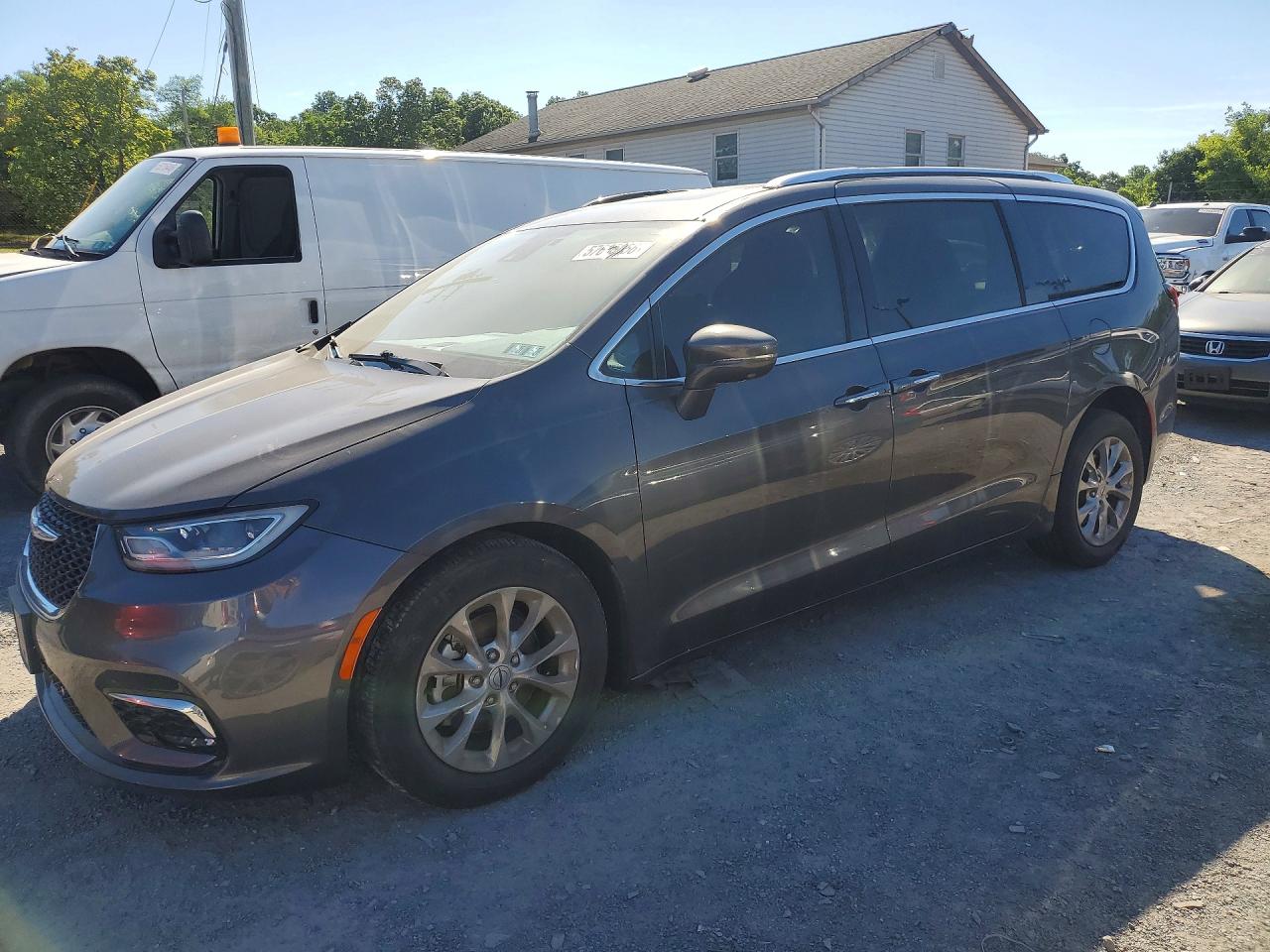 2021 Chrysler Pacifica Touring L, VIN 2C4RC1BG5MR593140 — Front end