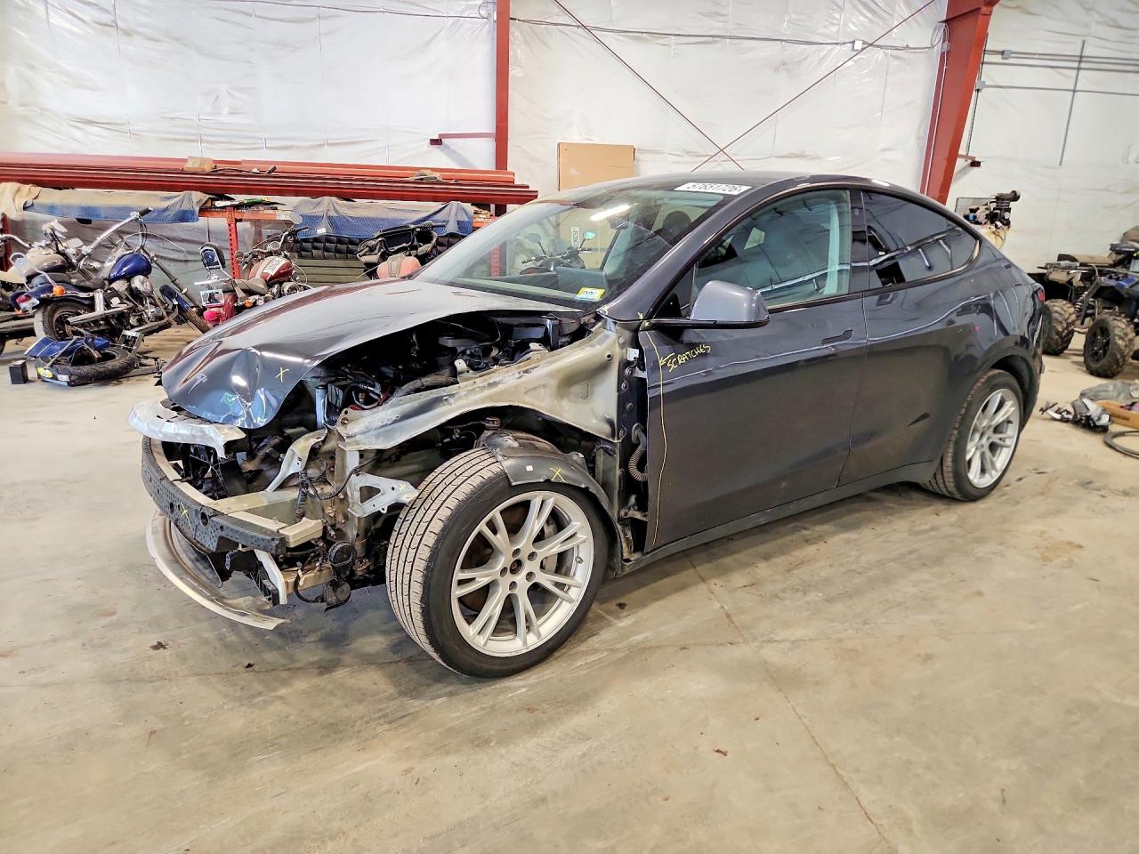 2020 Tesla Model Y Long Range, VIN 5YJYGDEE7LF031519 — Перед