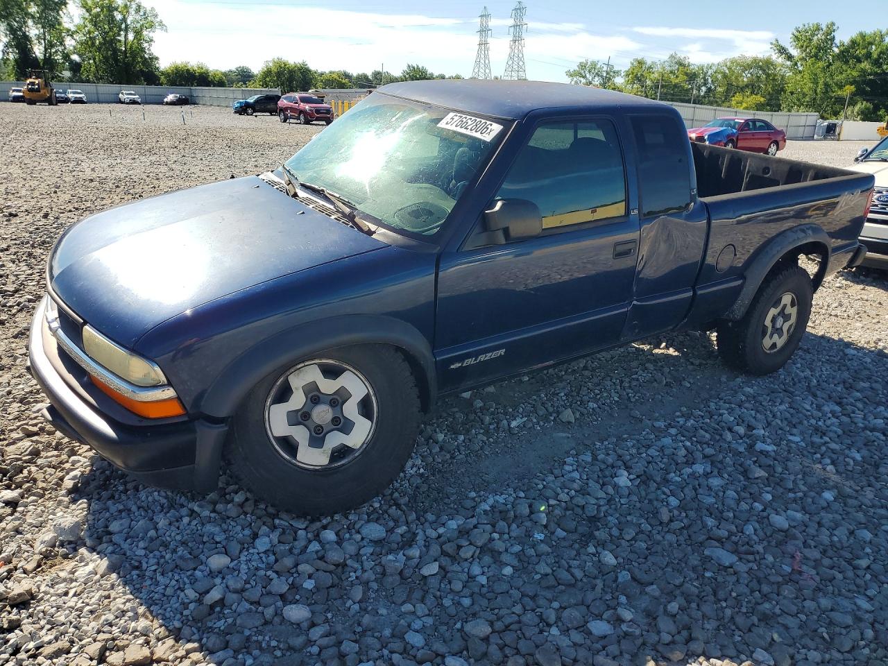 2003 Chevrolet S-10 LS, VIN 1GCCT19XX38279246 — Undercarriage