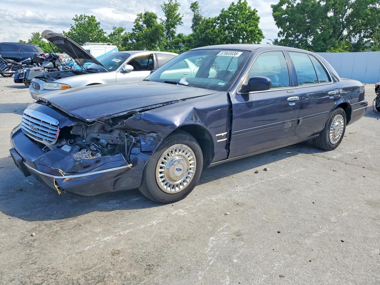 1999 Ford Crown Victoria, VIN 2FAFP73W0XX121210 — Front end