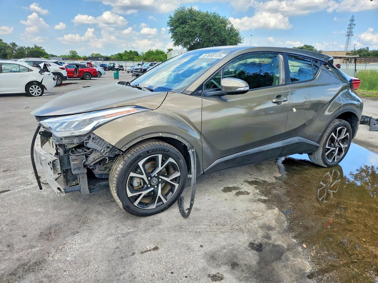 2021 Toyota C-HR XLE, VIN JTNKHMBX6M1105026 — Перед