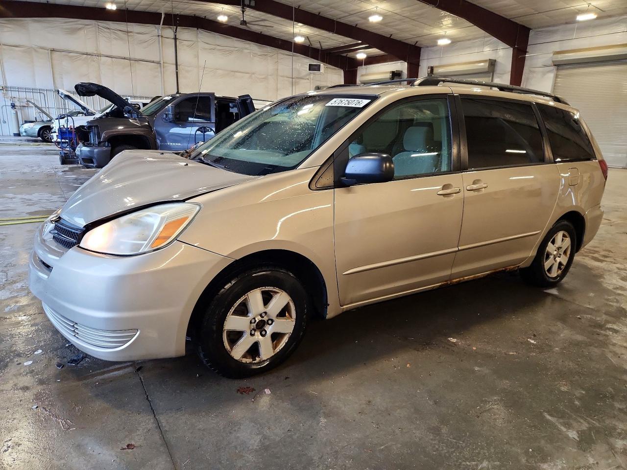 2005 Toyota Sienna LE, VIN 5TDZA23C45S320674 — Front end