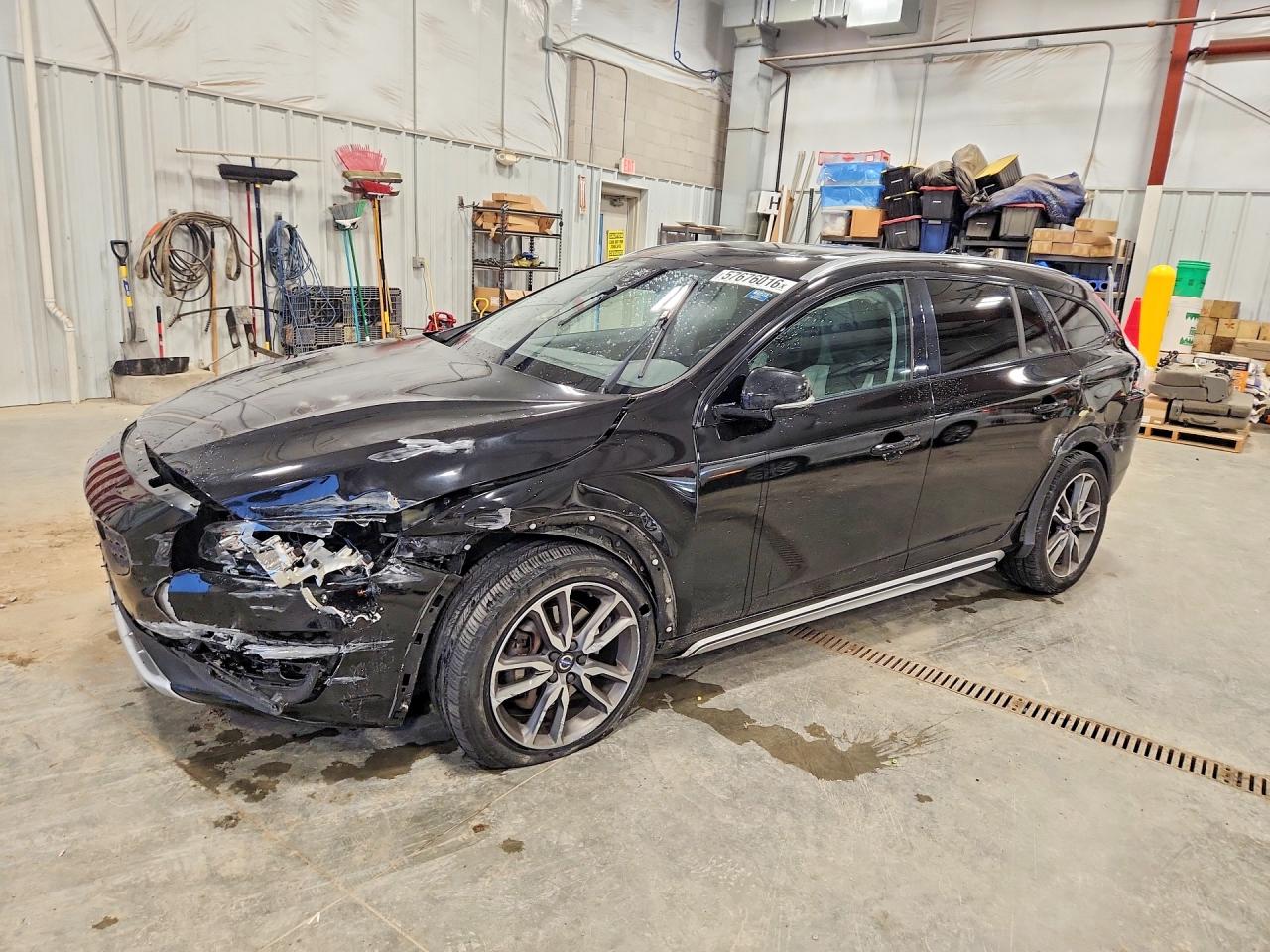 2017 Volvo V60, VIN YV440MWK8H1035695 — Перед