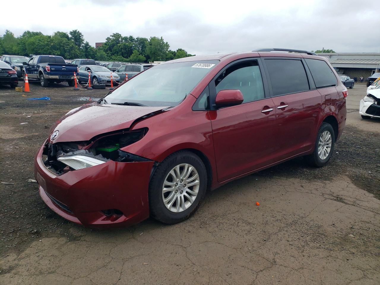 2017 Toyota Sienna XLE Premium, VIN 5TDYZ3DC6HS859973 — Front end