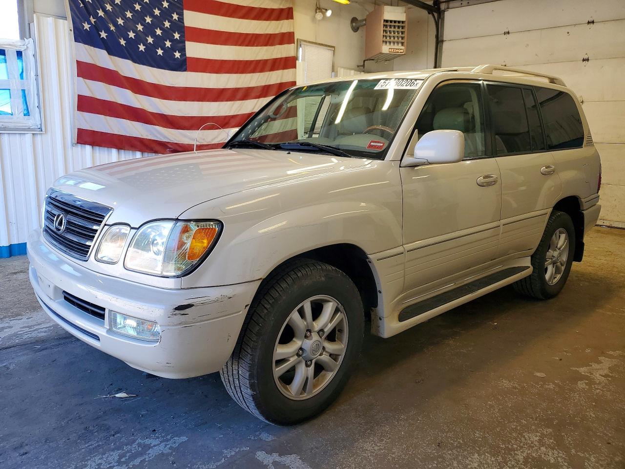 2004 Lexus LX 470, VIN JTJHT00W543545448 — Side