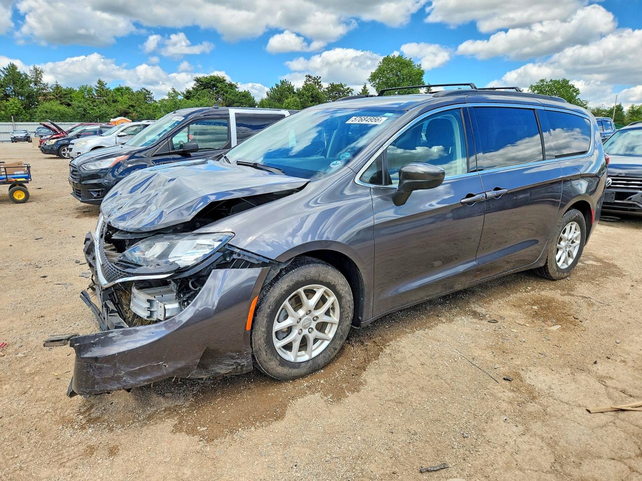 2020 Chrysler Voyager LXi, VIN 2C4RC1DG0LR286163 — Перед