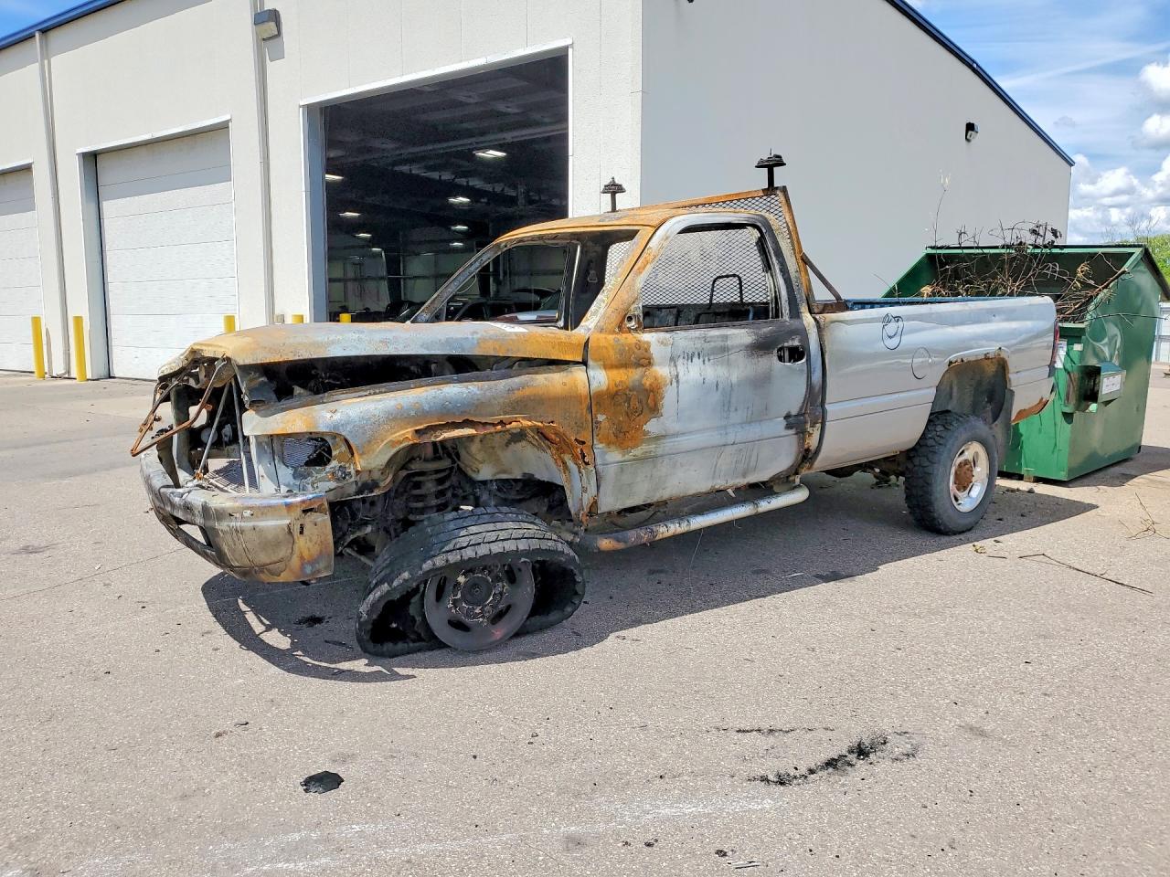 2001 Dodge 2500, VIN 3B7KF26Z61M269630 — Пожар