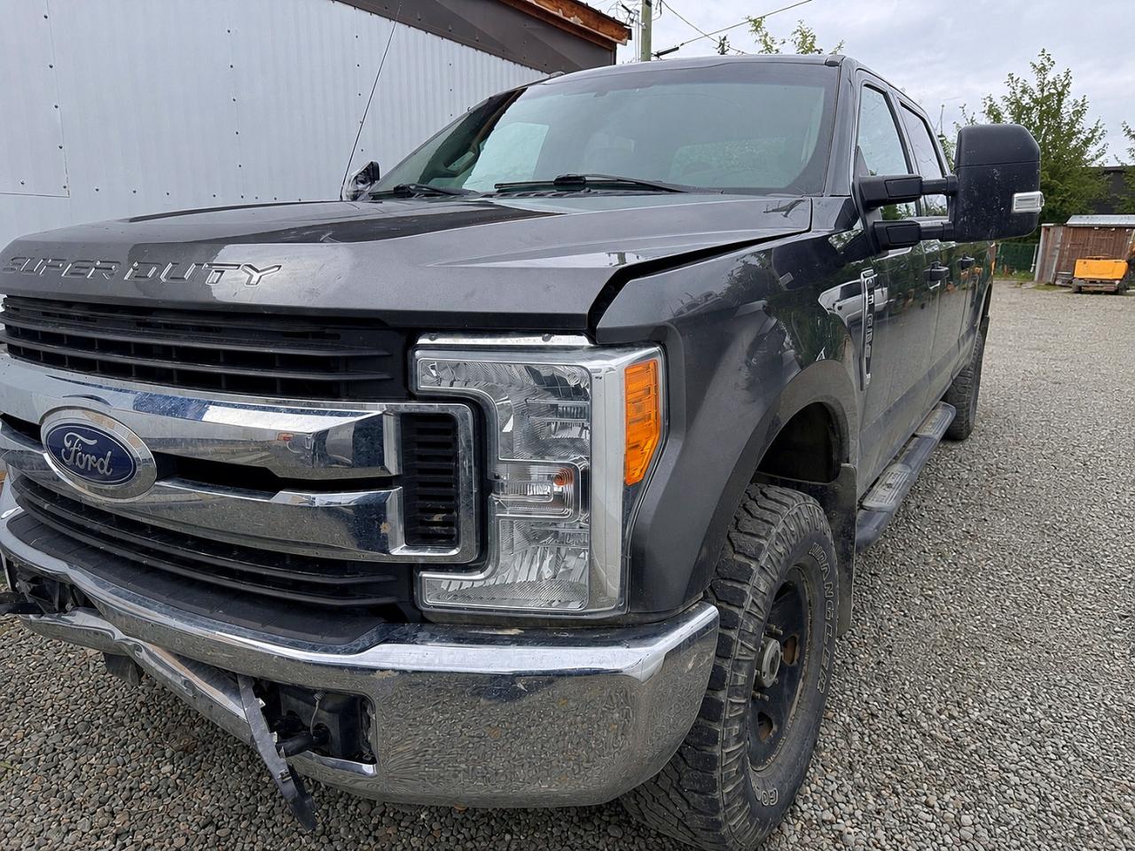 2017 Ford F-350 XLT, VIN 1FT8W3B68HEB20132 — Перед