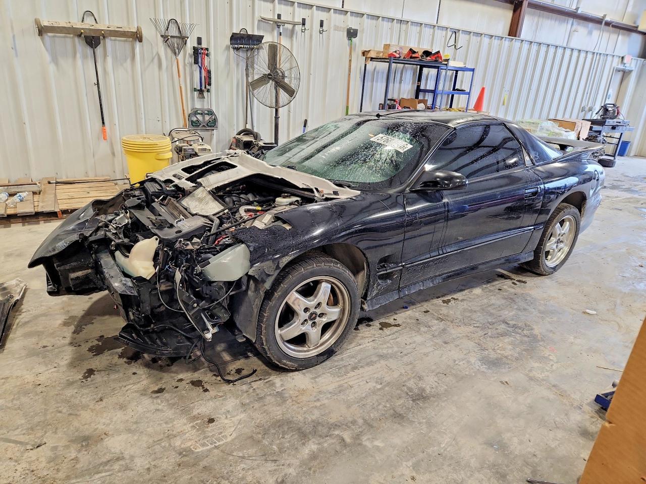 2001 Pontiac Firebird Formula, VIN 2G2FV22G012133332 — Front end