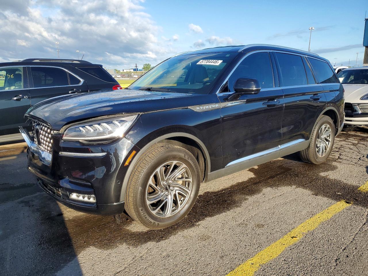 2021 Lincoln Aviator Standard, VIN 5LM5J6XC5MGL06316 — Side
