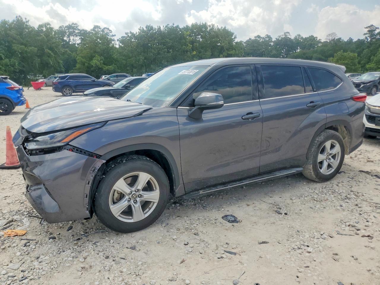 2021 Toyota Highlander LE, VIN 5TDZZRAHXMS049618 — Front end