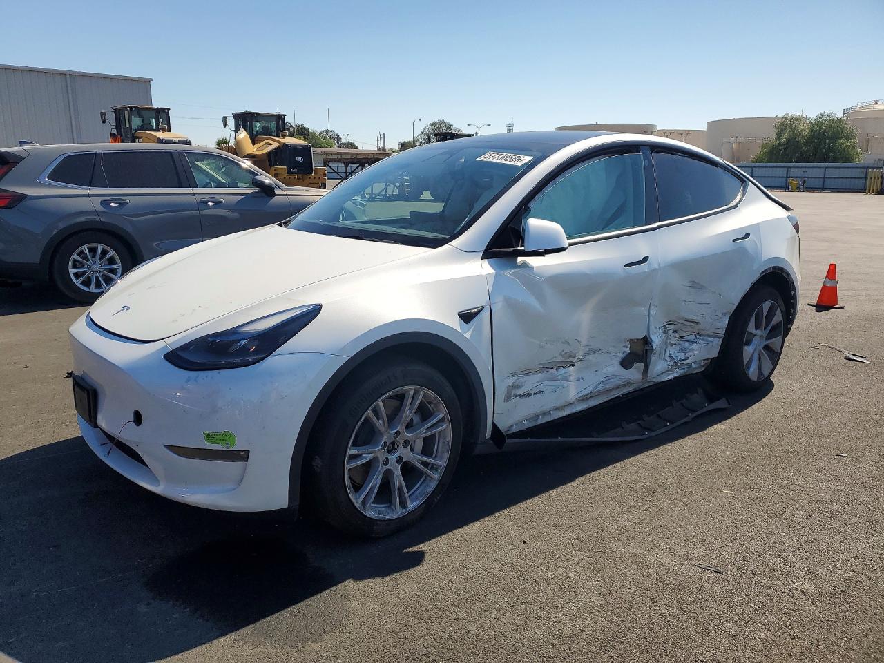 2023 Tesla Model Y Long Range, VIN 7SAYGAEE2PF640637 — Side