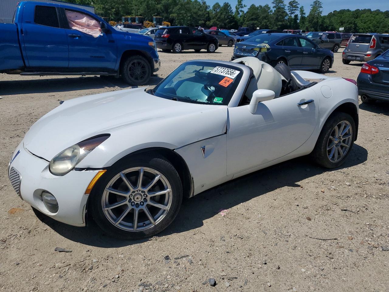 2006 Pontiac Solstice, VIN 1G2MB33B96Y104429 — Front end
