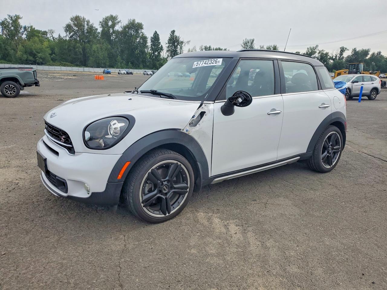 2015 MINI Countryman S, VIN WMWZC5C56FWP43509 — Side