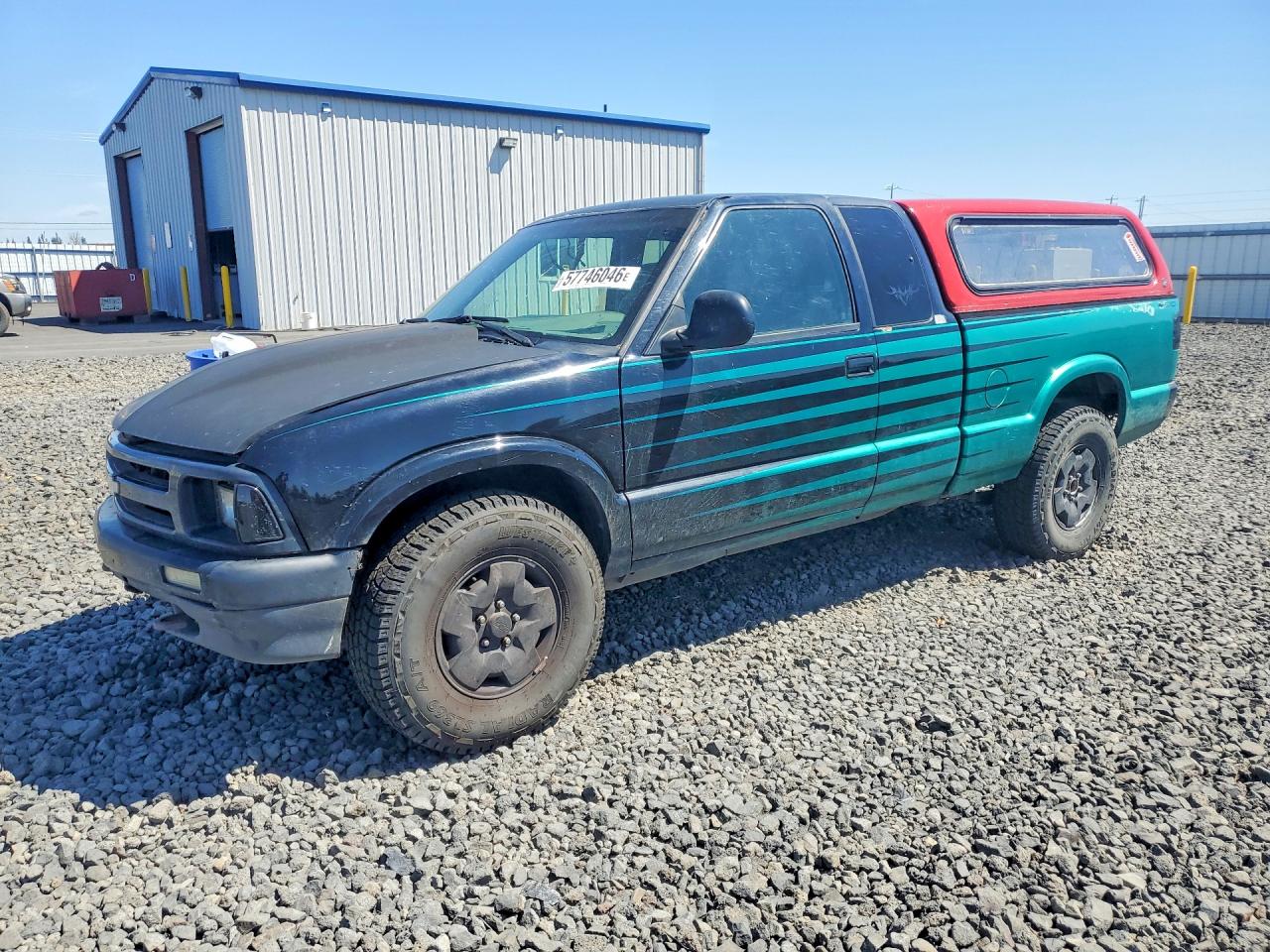 1995 Chevrolet S-10 LS, VIN 1GCDT19Z3S8225789 — Side