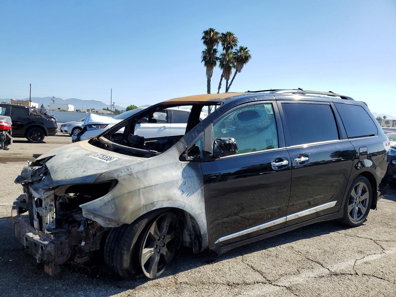 2018 Toyota Sienna SE Premium, VIN 5TDXZ3DC5JS961721 — Burn