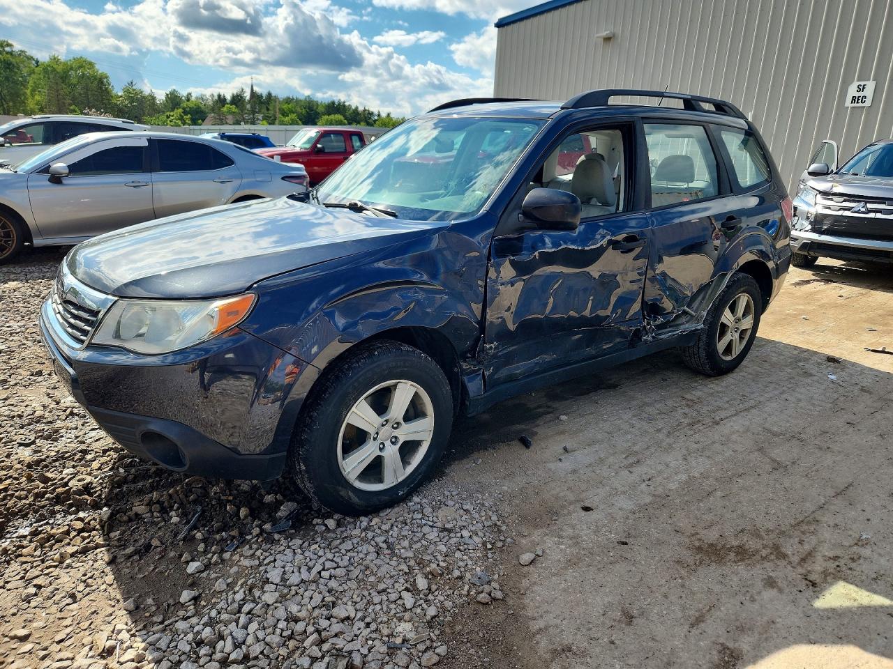 2010 Subaru Forester X, VIN JF2SH6BC6AH805100 — Бок