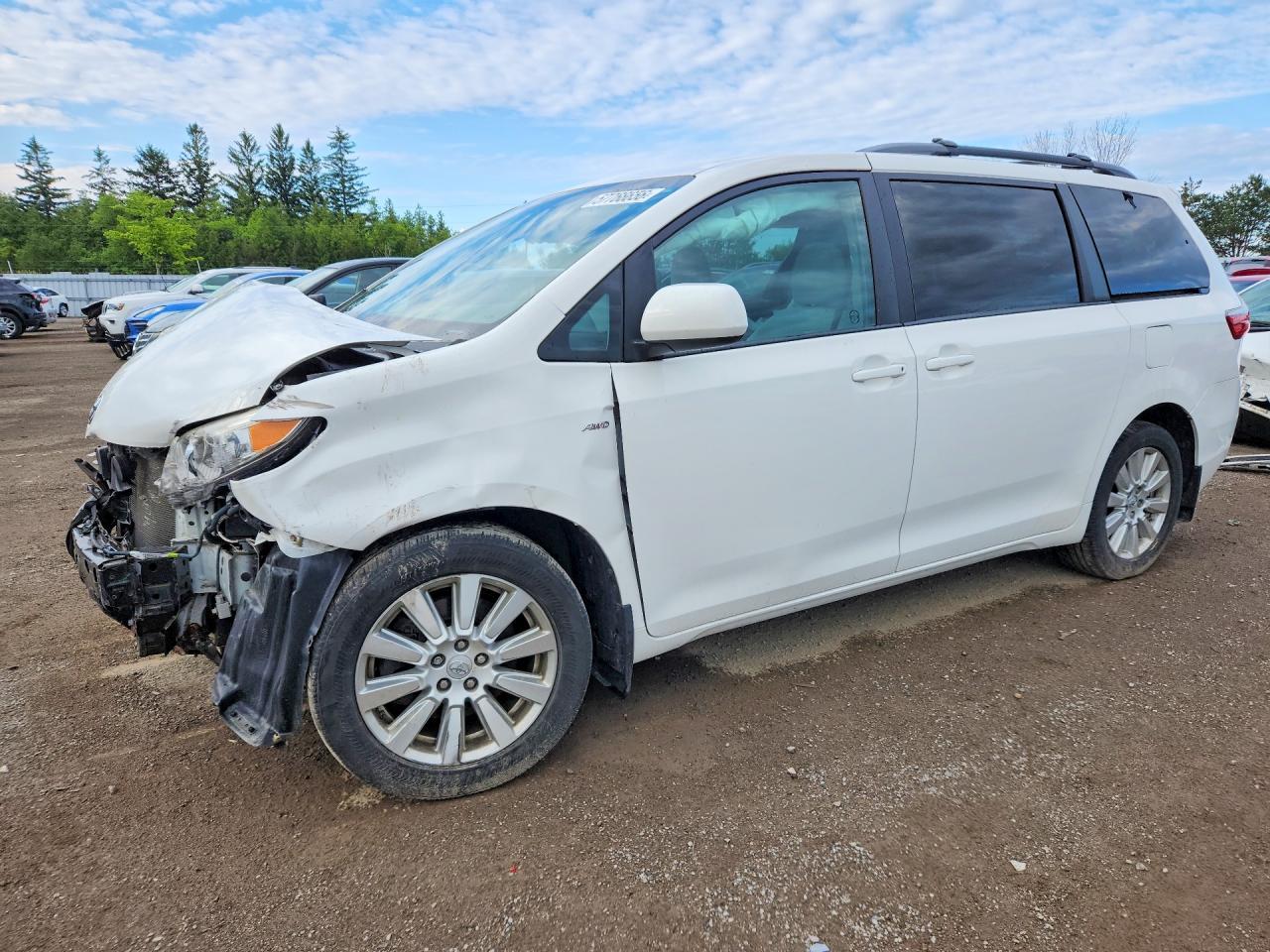 2017 Toyota Sienna LE, VIN 5TDJZ3DC9HS185870 — Front end