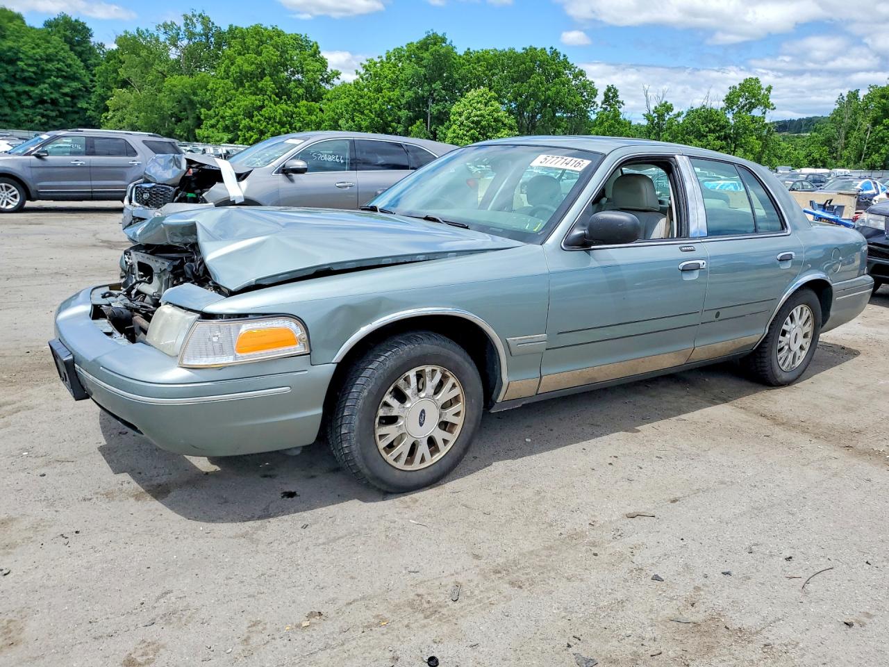 2005 Ford Crown Victoria LX, VIN 2FDFP74W65X108539 — Front end