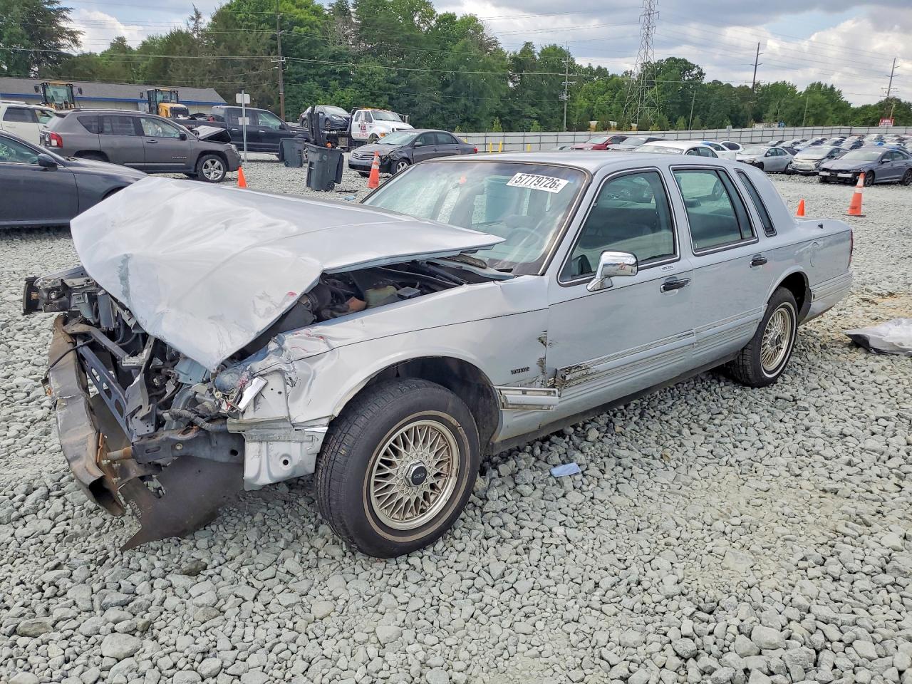 1994 Lincoln Town Car Signature, VIN 1LNLM82W2RY767022 — Перед