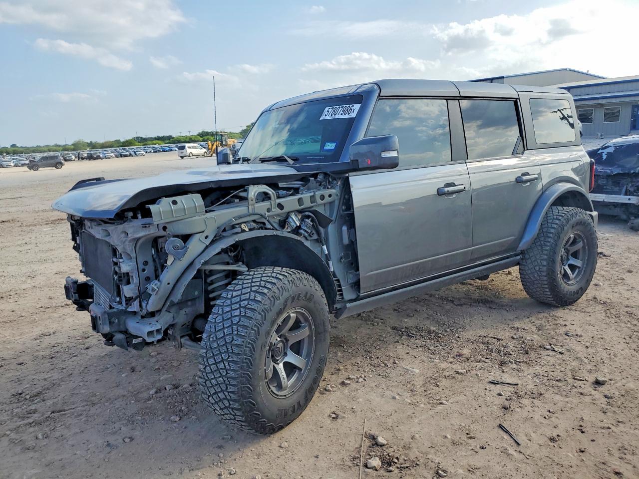 2022 Ford Bronco Badlands, VIN 1FMEE5DP8NLB52329 — Front end