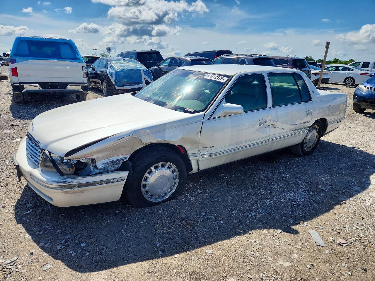 1999 Cadillac DeVille, VIN 1G6KD54Y1XU701291 — Front end