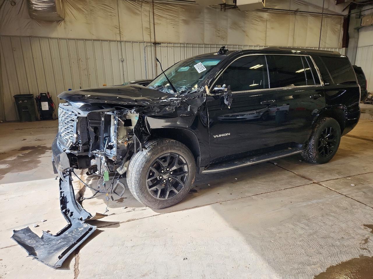 2017 GMC Yukon SLT, VIN 1GKS2BKC7HR331546 — Front end