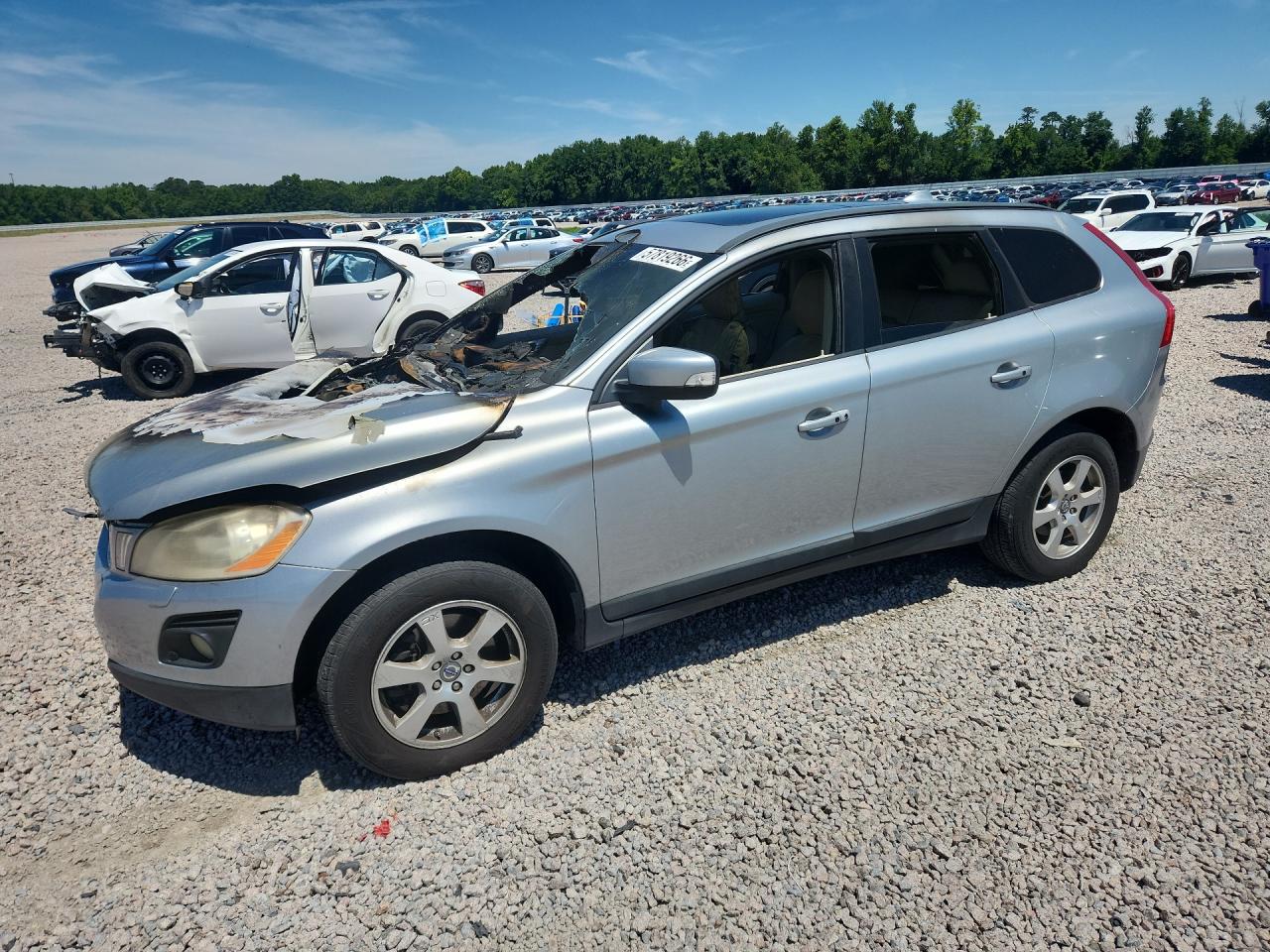 2010 Volvo XC60 3.2L, VIN YV4982DL2A2077164 — Пожар в моторном отсеке