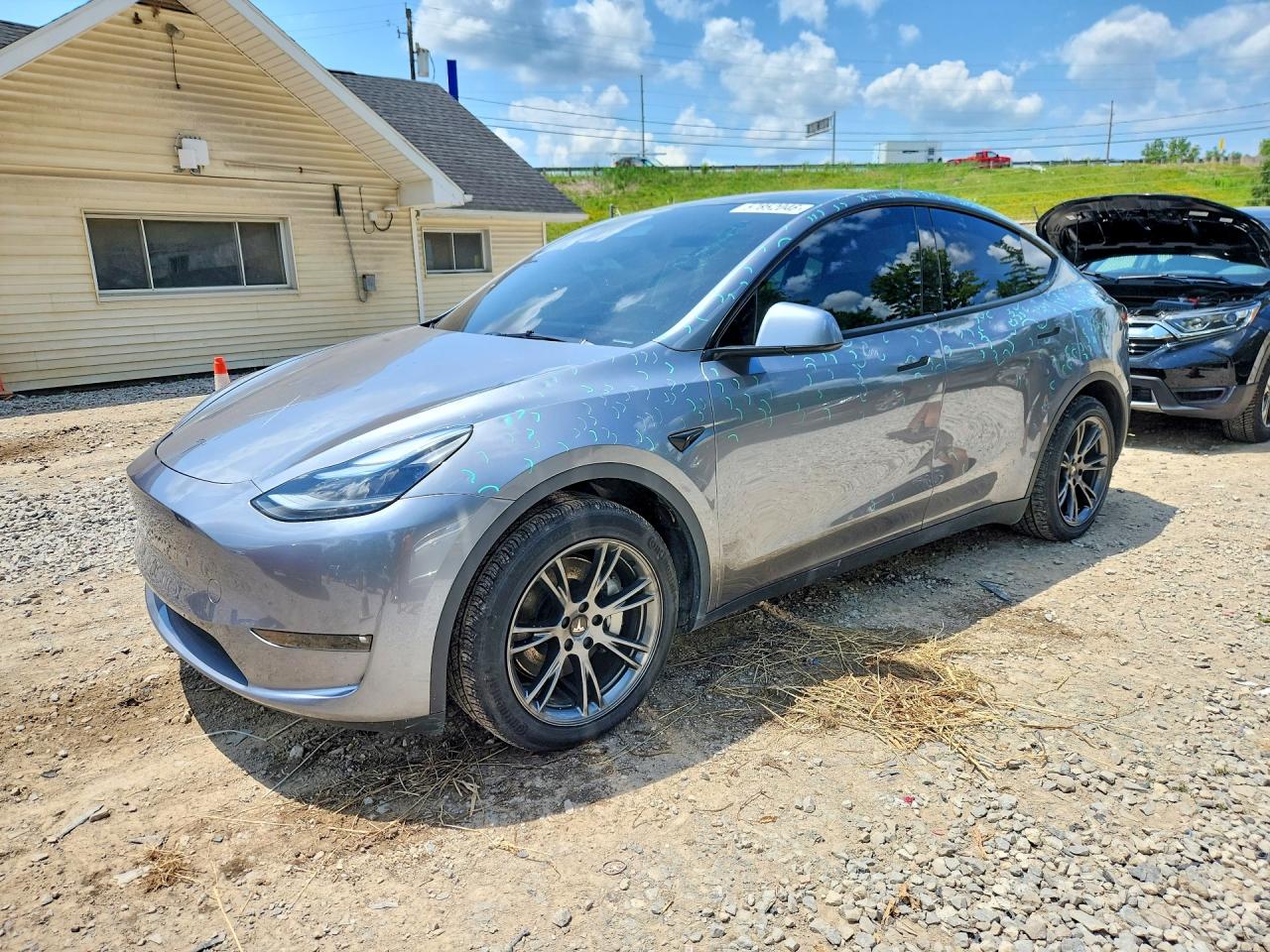 2024 Tesla Model Y Long Range, VIN 7SAYGAEE7RF209701 — Град
