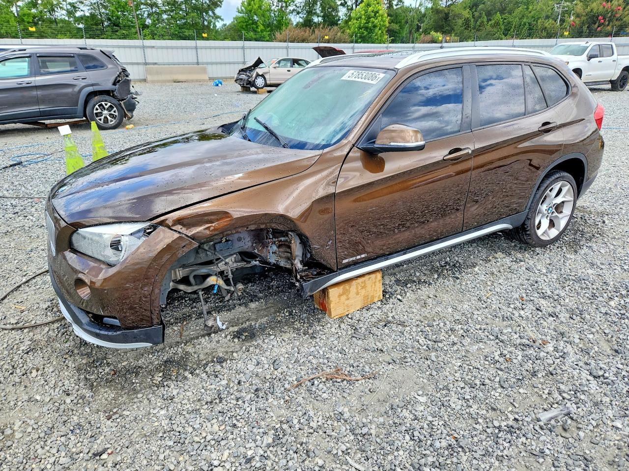 2015 BMW X1 sDrive28i, VIN WBAVM1C55FV318485 — Front end