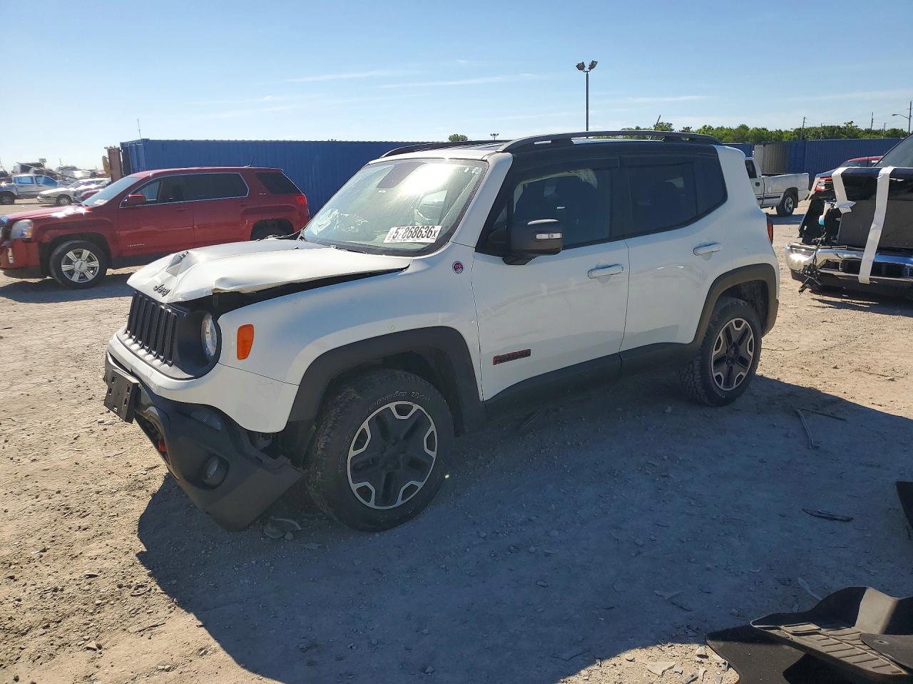 2015 Jeep Renegade Trailhawk, VIN ZACCJBCTXFPC01838 — Front end