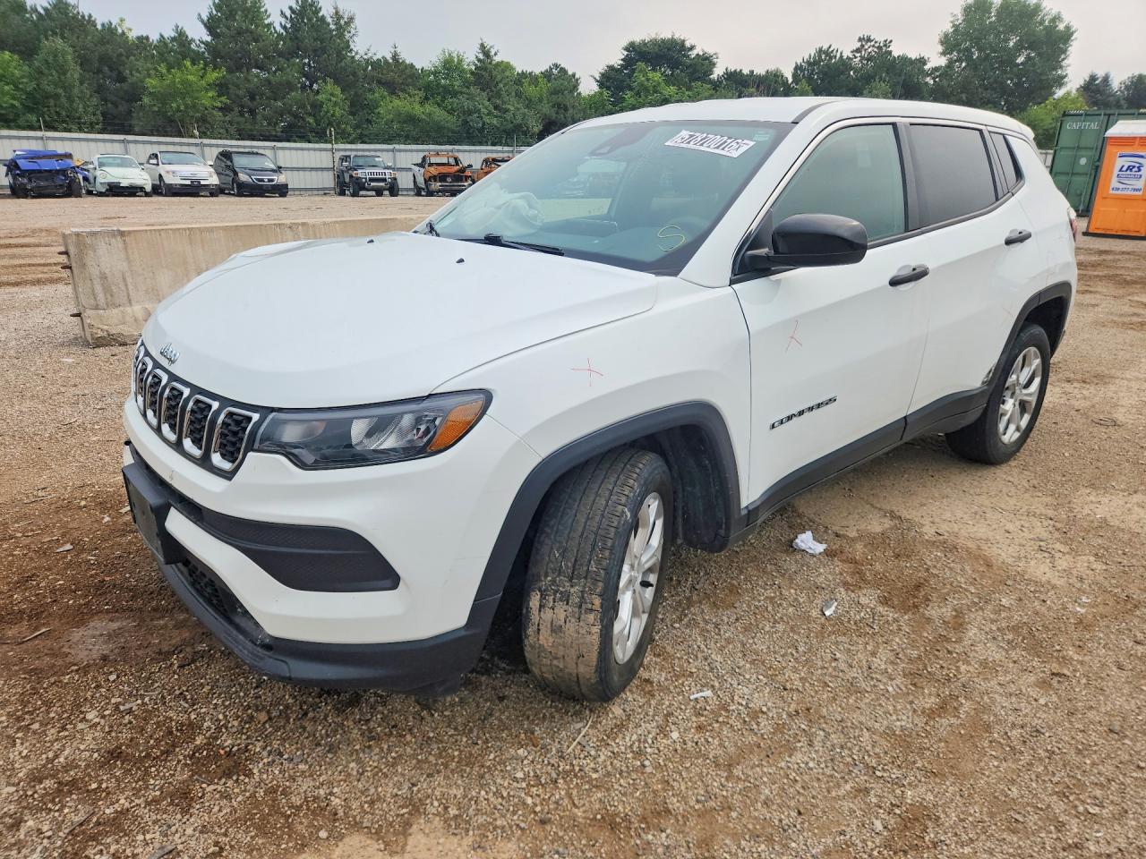 2024 Jeep Compass Sport, VIN 3C4NJDAN9RT166490 — Перед