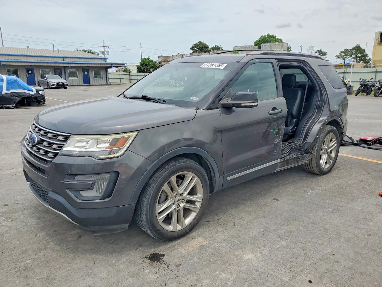 2017 Ford Explorer XLT, VIN 1FM5K7D83HGB61661 — Side