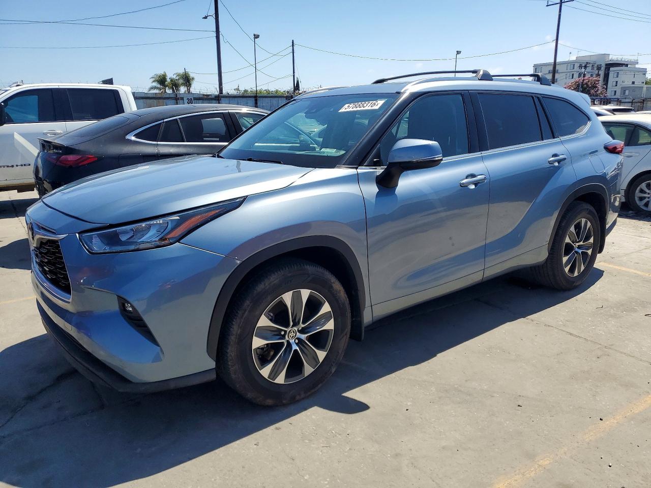 2020 Toyota Highlander XLE, VIN 5TDHZRBH2LS038637 — Side